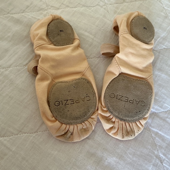 Girl’s Capezio canvas split sole ballet slippers size 7M - Picture 3 of 3